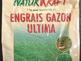 un gros plan sur un sac d'herbe verte posé sur une table