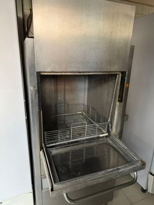 un four en acier inoxydable dans une cuisine dont la porte est ouverte