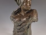 un buste en bronze représentant une femme coiffée d'un turban