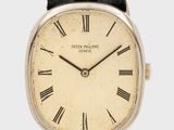 une image d'une montre avec des chiffres romains sur le cadran