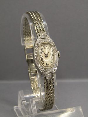 une photo d'une montre-bracelet pour femme sertie de diamants