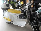 Les motos sont garées en rangée dans un garage.
