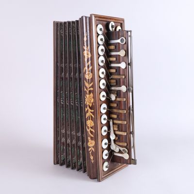 an image of an old accordion with a lot of strings