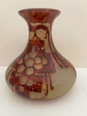 un vase brun et blanc posé sur une table blanche