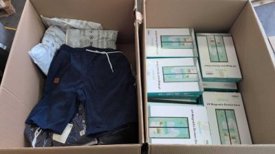 une boîte remplie de vêtements et un short