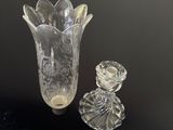 deux vases en verre transparent posés l'un à côté de l'autre sur une surface noire
