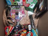 une boîte en carton remplie de jouets et d'autres objets