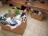 un carton rempli d'objets dans une pièce
