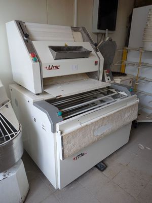 l'image d'une machine installée dans une pièce
