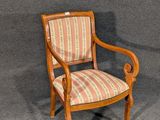 une image représentant une chaise en bois dont l'assise est recouverte d'un tissu rayé