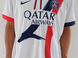 un homme portant un t-shirt blanc orné d'un motif rouge, bleu et blanc