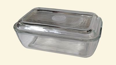 un récipient en verre transparent muni d'un couvercle, sur fond blanc