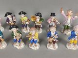 de nombreuses figurines représentant des personnes vêtues de tenues variées
