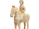 statue d'une femme assise sur un cheval, coiffée d'un chapeau