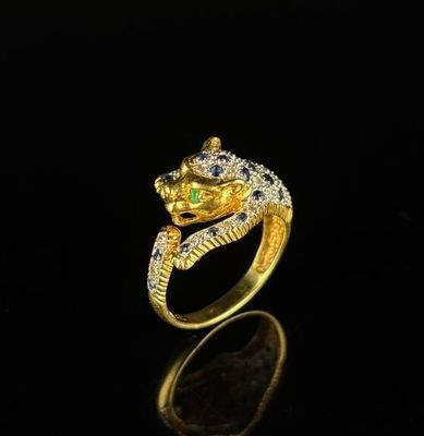 Bague en or jaune à décor de panthère, ornée d'un pavage de …
