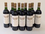 six bouteilles de vin sont alignées sur une table