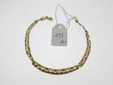gros plan d'un bracelet en or portant une étiquette de prix