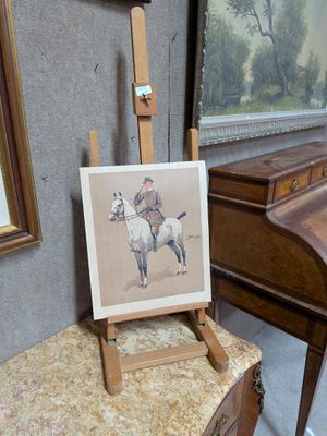 une photo d'un homme à cheval à côté d'un piano