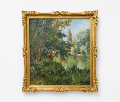une peinture représentant une rivière et des arbres, dans un cadre doré