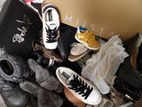 de nombreuses paires de chaussures posées sur une boîte