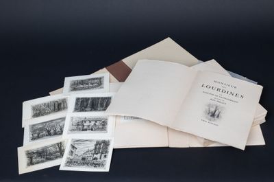 un livre ouvert posé au sommet d'une pile de vieux livres