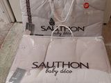 un sac posé sur un lit