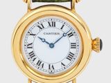 gros plan d'une montre-bracelet avec des chiffres romains sur le cadran