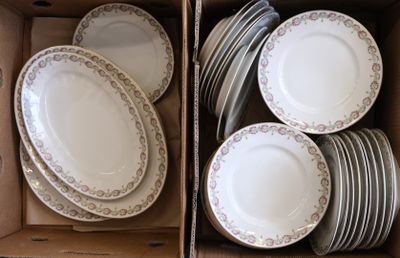 beaucoup d'assiettes dans une boîte posée par terre
