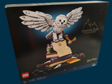 une chouette en Lego perchée sur un livre