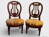 deux chaises avec une assise rembourrée à motifs floraux et un piètement en bois