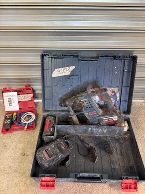une boîte à outils contenant des outils, posée sur le sol
