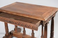 Table à écrire en noyer sculpté ouvrant par un tiroir et rep… (photo 4)