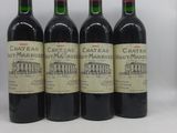 Quatre bouteilles de Château Châteaux sont alignées sur un fond blanc.