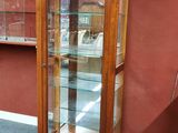 une vitrine en verre dans le coin d'une pièce