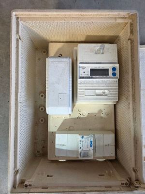 une boîte contenant tout un tas d'appareils électroniques
