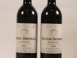 deux bouteilles de vin posées l'une à côté de l'autre sur une table