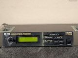 La radio est posée sur la table, près du mur.