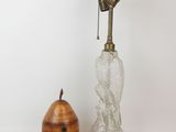 une lampe posée à côté d'une poire sur une table
