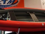 un kayak rouge posé sur un chariot