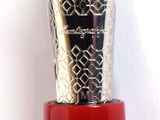 a pen that is sitting on top of a red stand