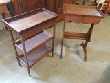 deux tables en bois et une étagère dans une pièce