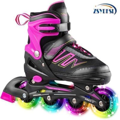 un gros plan d'une paire de patins à roulettes sur fond blanc