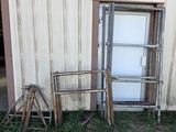 plusieurs morceaux de métal sont posés devant un immeuble