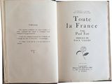un livre ouvert sur lequel figure l'image d'une fleur