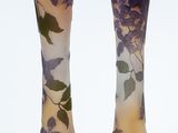 deux vases décorés de fleurs peintes