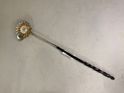 LOUCHE à punch en argent 925 °/°°, manche en corne torsadé.
