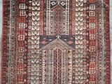 un tapis rouge et blanc orné d'un motif