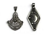 deux pendentifs en argent ornés d'un croissant et d'une étoile