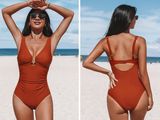 deux photos d'une femme en maillot de bain une pièce rouge sur la plage