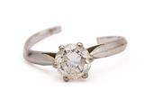 gros plan d'une bague en diamant sur fond blanc